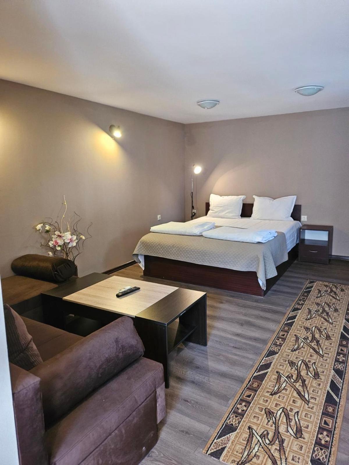 Orehite-Family Hotel ,Food & Pool Bozhichen Eksteriør billede