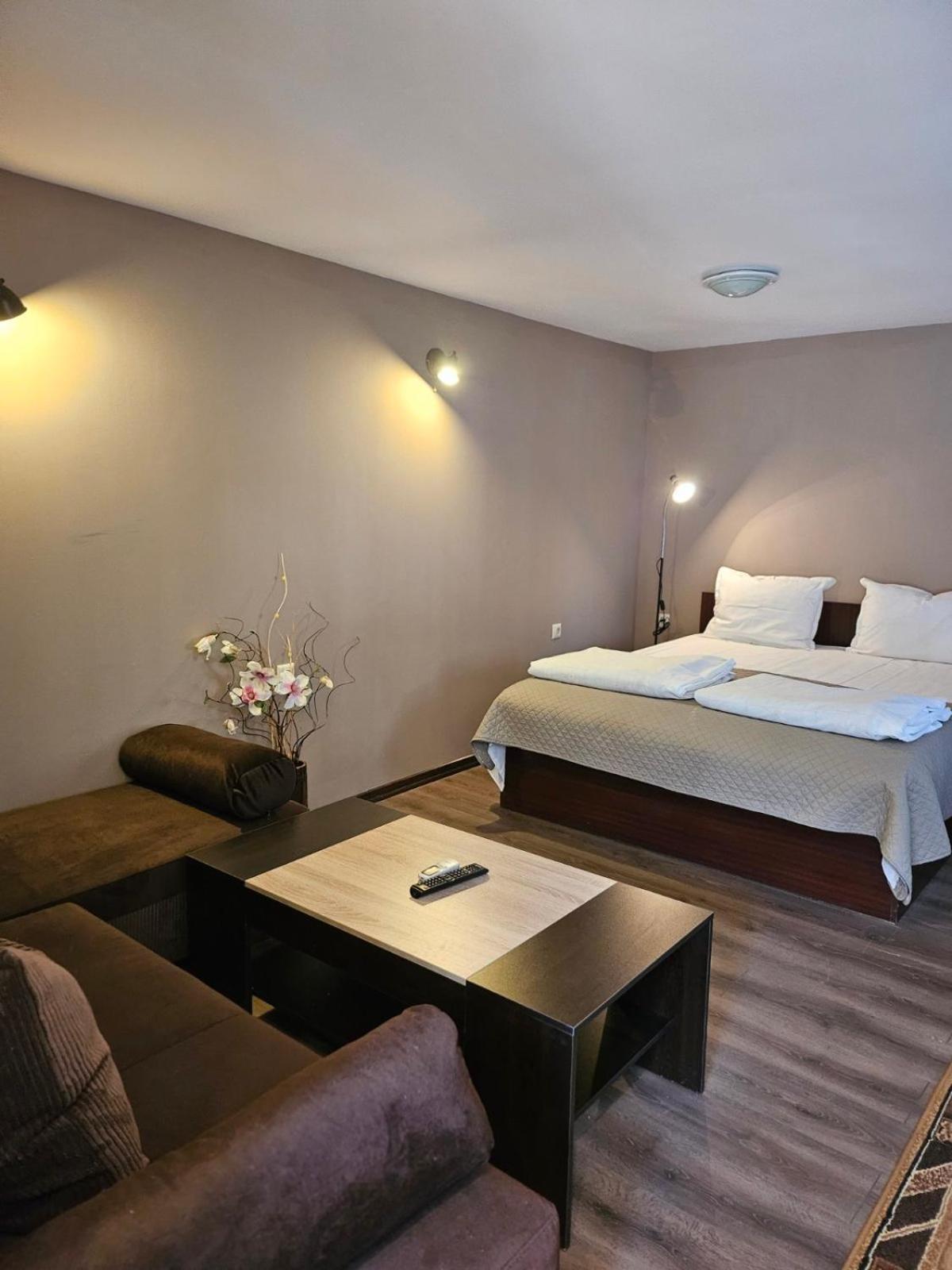 Orehite-Family Hotel ,Food & Pool Bozhichen Eksteriør billede