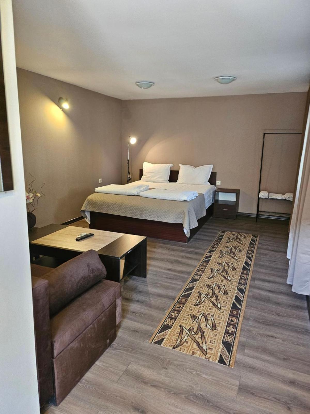 Orehite-Family Hotel ,Food & Pool Bozhichen Eksteriør billede