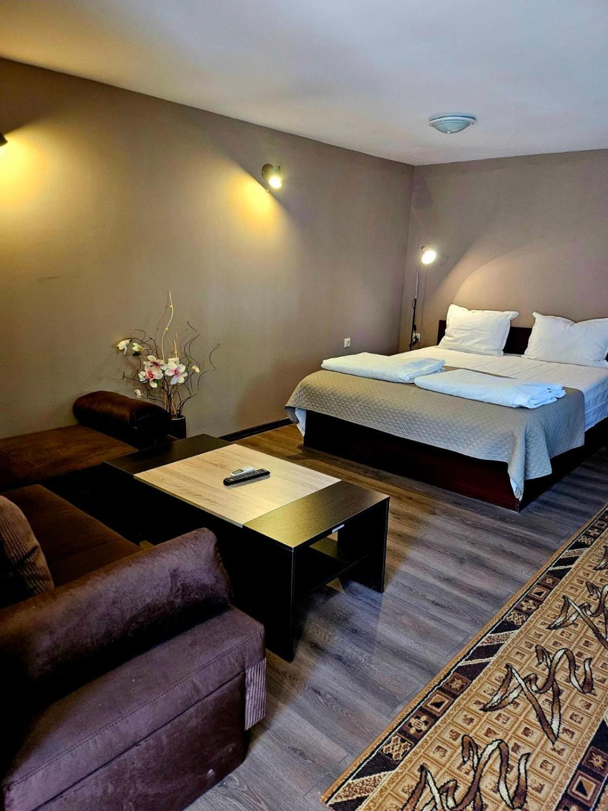 Orehite-Family Hotel ,Food & Pool Bozhichen Eksteriør billede