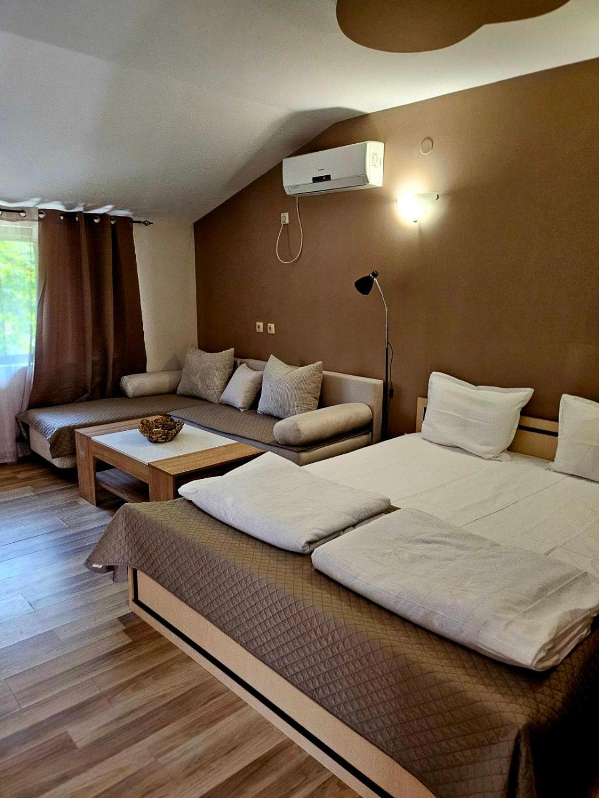 Orehite-Family Hotel ,Food & Pool Bozhichen Eksteriør billede